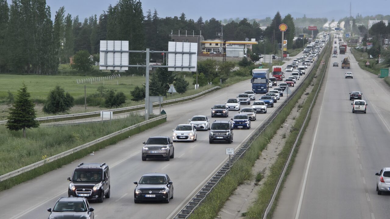 AMASYA (AA) – Kurban Bayramı öncesinde trafik yoğunluğu yaşanan İstanbul-Samsun