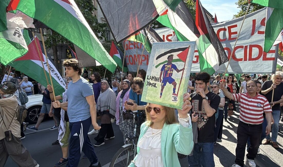 BERLİN (AA) – Almanya'nın başkenti Berlin'de Filistin'e destek gösterisi yapıldı.