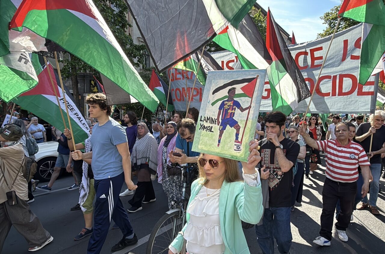 BERLİN (AA) – Almanya'nın başkenti Berlin'de Filistin'e destek gösterisi yapıldı.