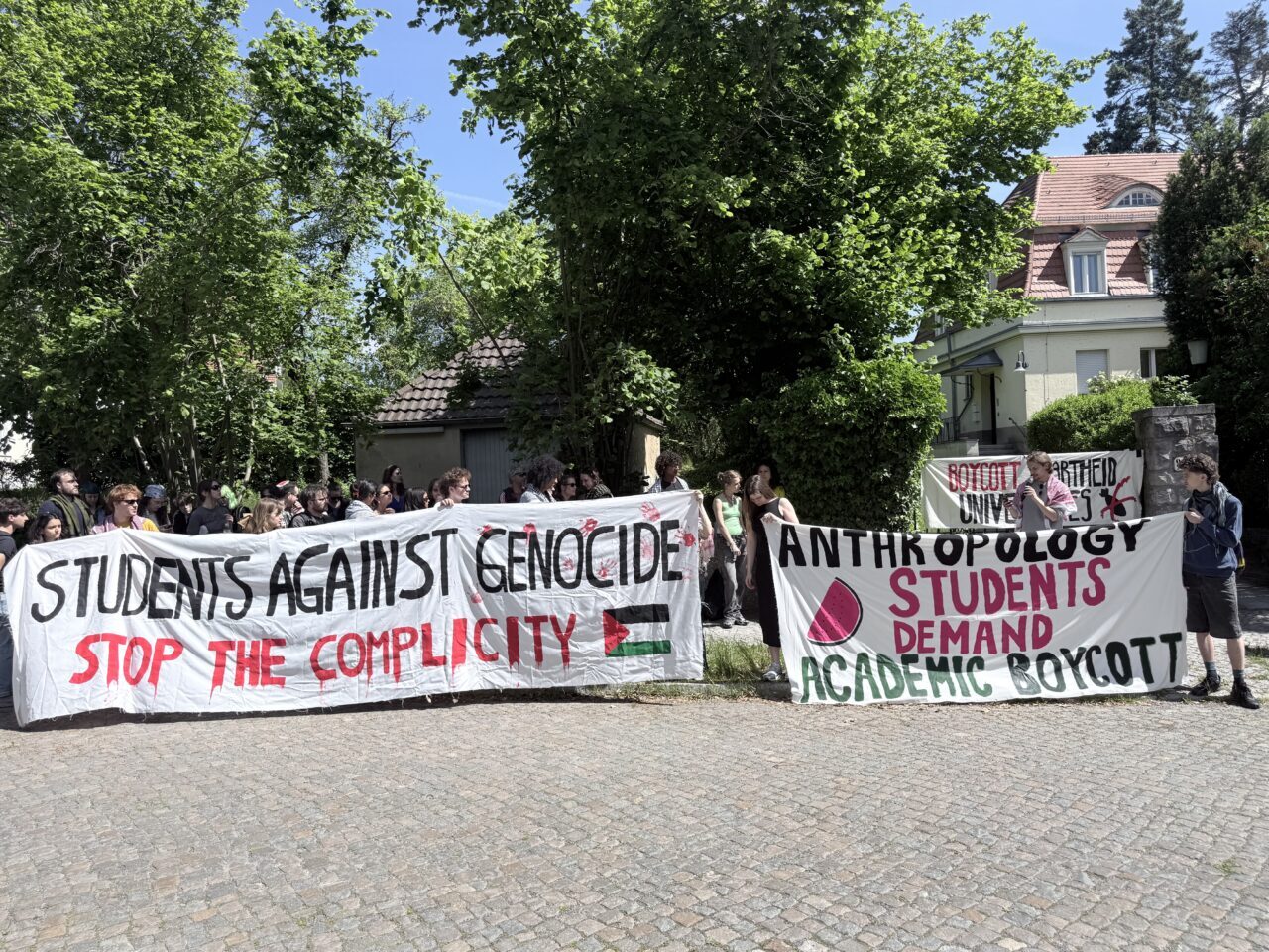BERLİN (AA) – Almanya’nın başkenti Berlin’de Filistin destekçisi öğrenciler, İsrail’e