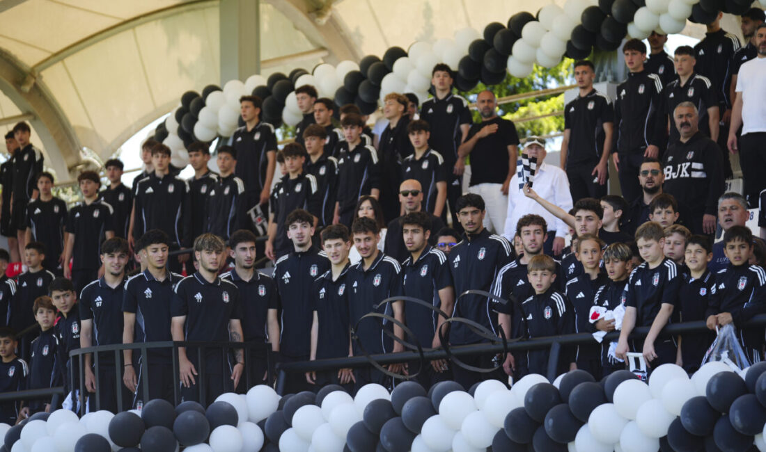 - Gençlik ve Spor Bakanı Osman Aşkın Bak:
"Beşiktaş'ın Türk sporunda