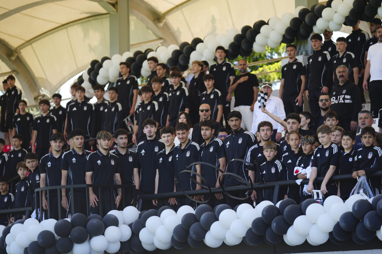 - Gençlik ve Spor Bakanı Osman Aşkın Bak:
"Beşiktaş'ın Türk sporunda
