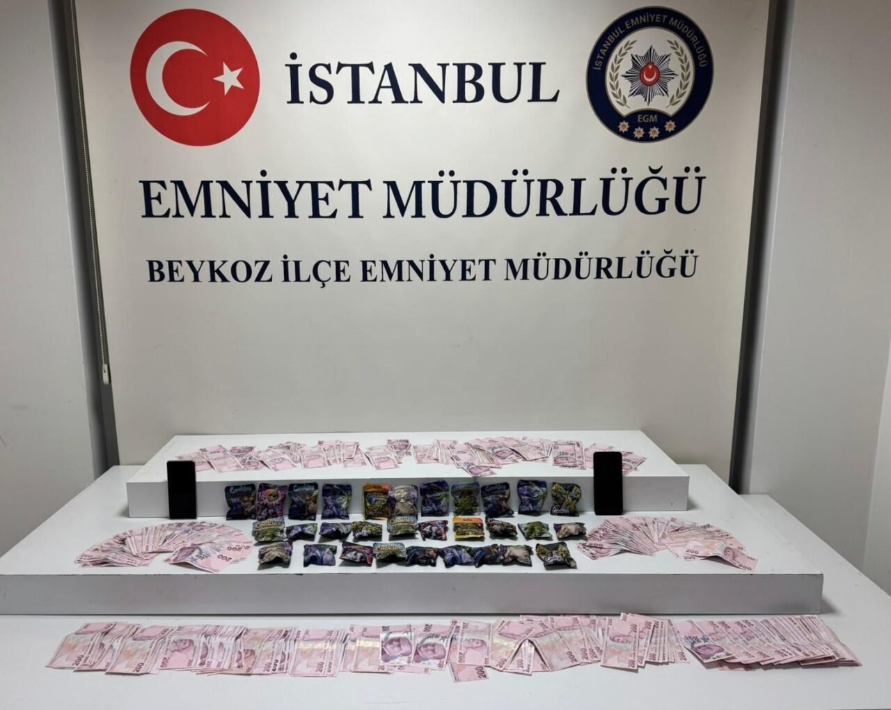 İSTANBUL (AA) – Beykoz'da durdurulan araçta satışa hazır halde uyuşturucu