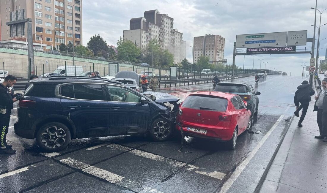 İSTANBUL (AA) – Beylikdüzü'nde, 4 otomobilin karıştığı zincirleme trafik kazasında