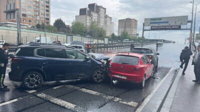 İSTANBUL (AA) – Beylikdüzü'nde, 4 otomobilin karıştığı zincirleme trafik kazasında