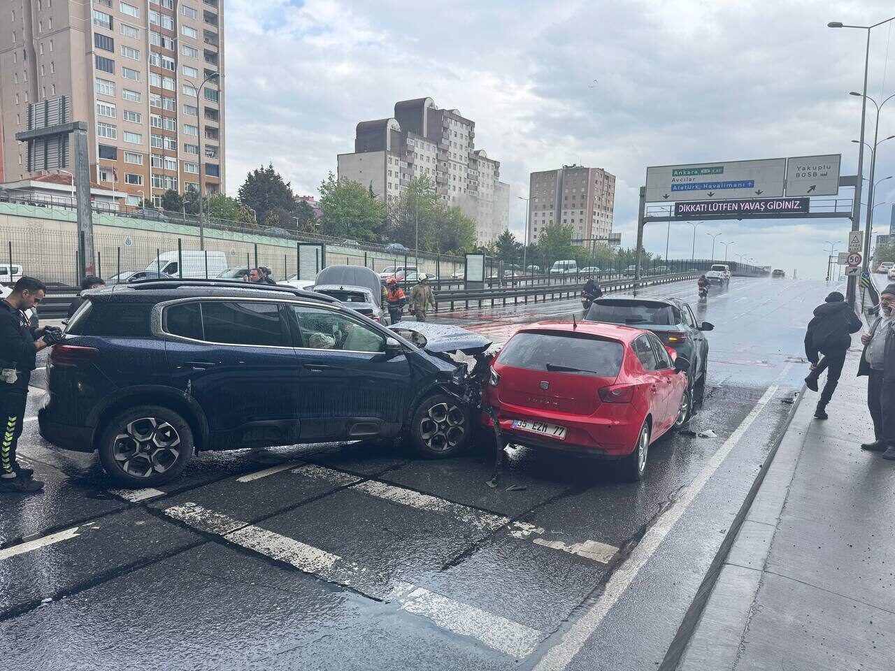 İSTANBUL (AA) – Beylikdüzü'nde, 4 otomobilin karıştığı zincirleme trafik kazasında