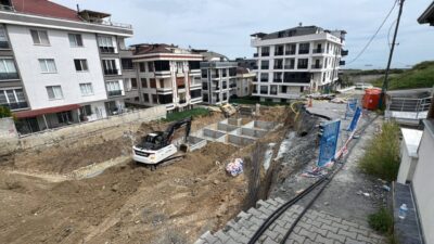 İSTANBUL (AA) – İstanbul Beylikdüzü'nde, inşaat çalışmasının yapıldığı alanın bitişiğinde