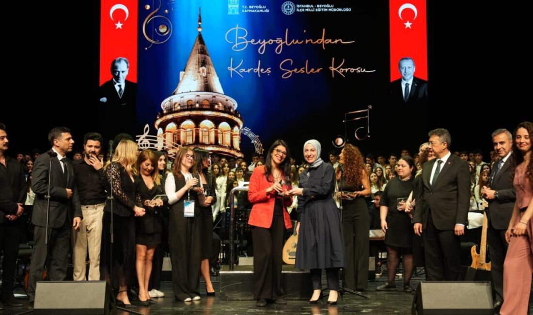 İSTANBUL (AA) – Beyoğlu Kaymakamlığınca düzenlenen "Beyoğlu'ndan Kardeş Sesler Korosu