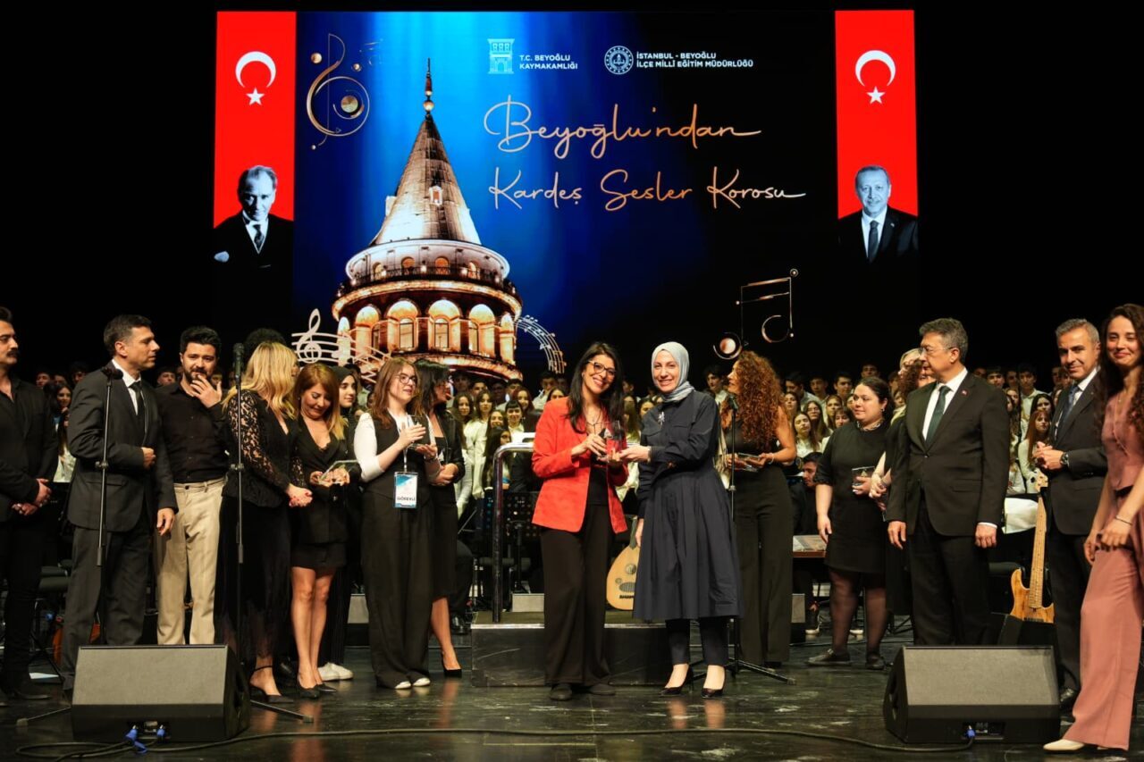 İSTANBUL (AA) – Beyoğlu Kaymakamlığınca düzenlenen "Beyoğlu'ndan Kardeş Sesler Korosu