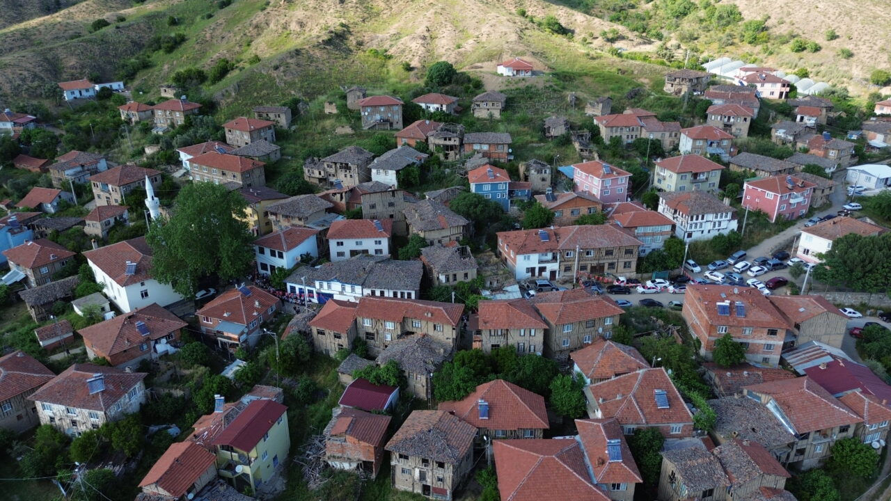 - İnhisar ilçesinde asırlardır süren arife günü geleneği kapsamında köy