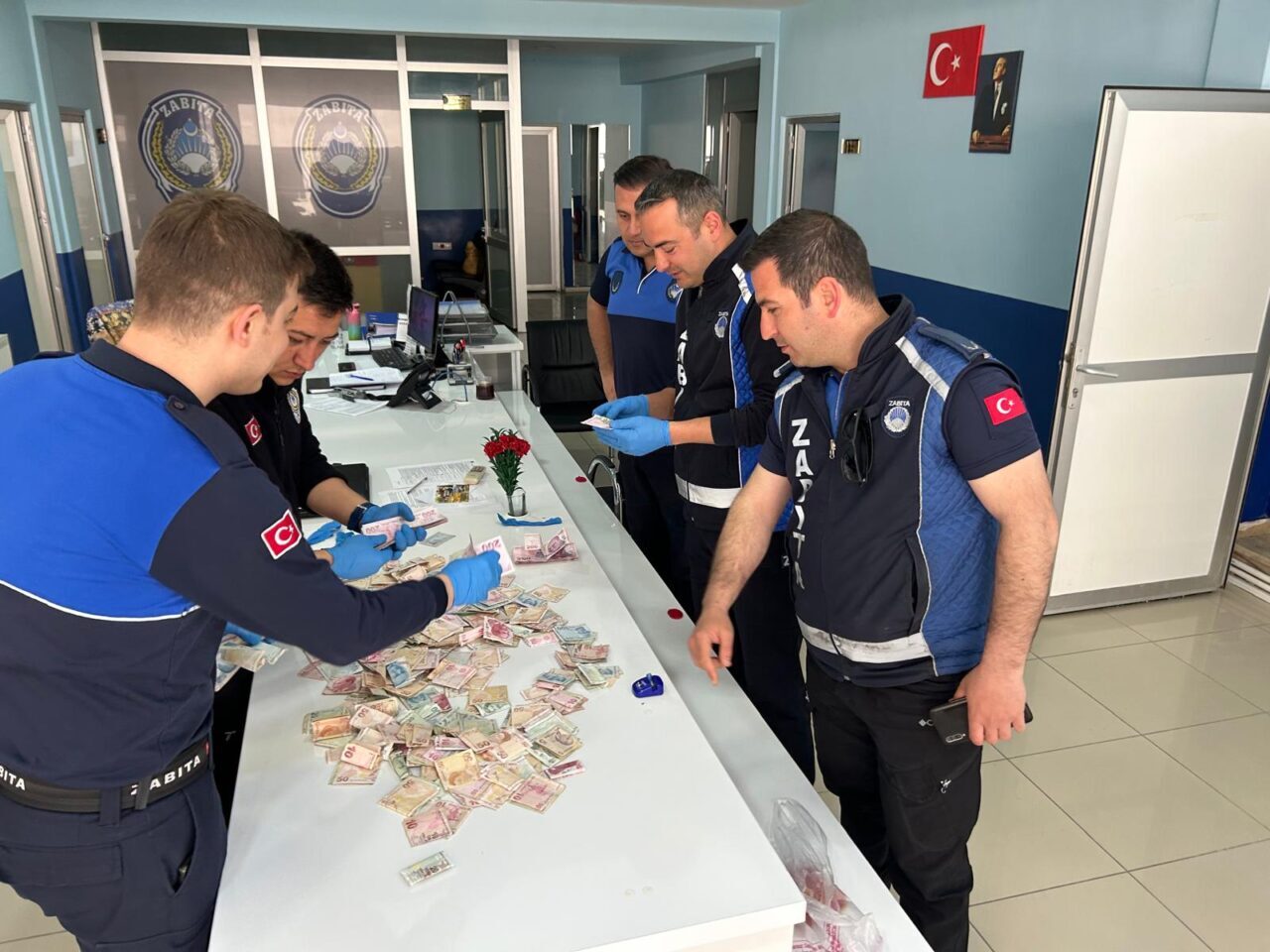BİLECİK (AA) – Bilecik'te zabıta ekiplerince yakalanan dilencinin üzerinde 32