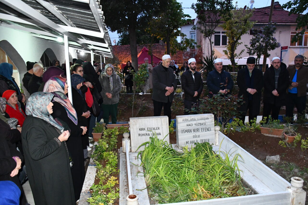 BİLECİK (AA) – Bilecik'te Hıdırellez geleneğini sürdüren vatandaşlar, Kırklar Tepesi'nde