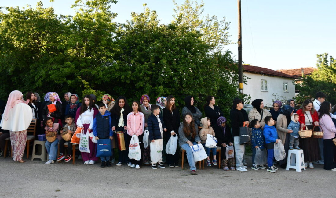 BİLECİK (AA) – Bilecik merkeze bağlı Cumalı köyünde köy meydanında