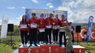 BİNGÖL (AA) – Bingöl'ün Genç ilçesinde gerçekleştirilen Okul Sporları Rafting