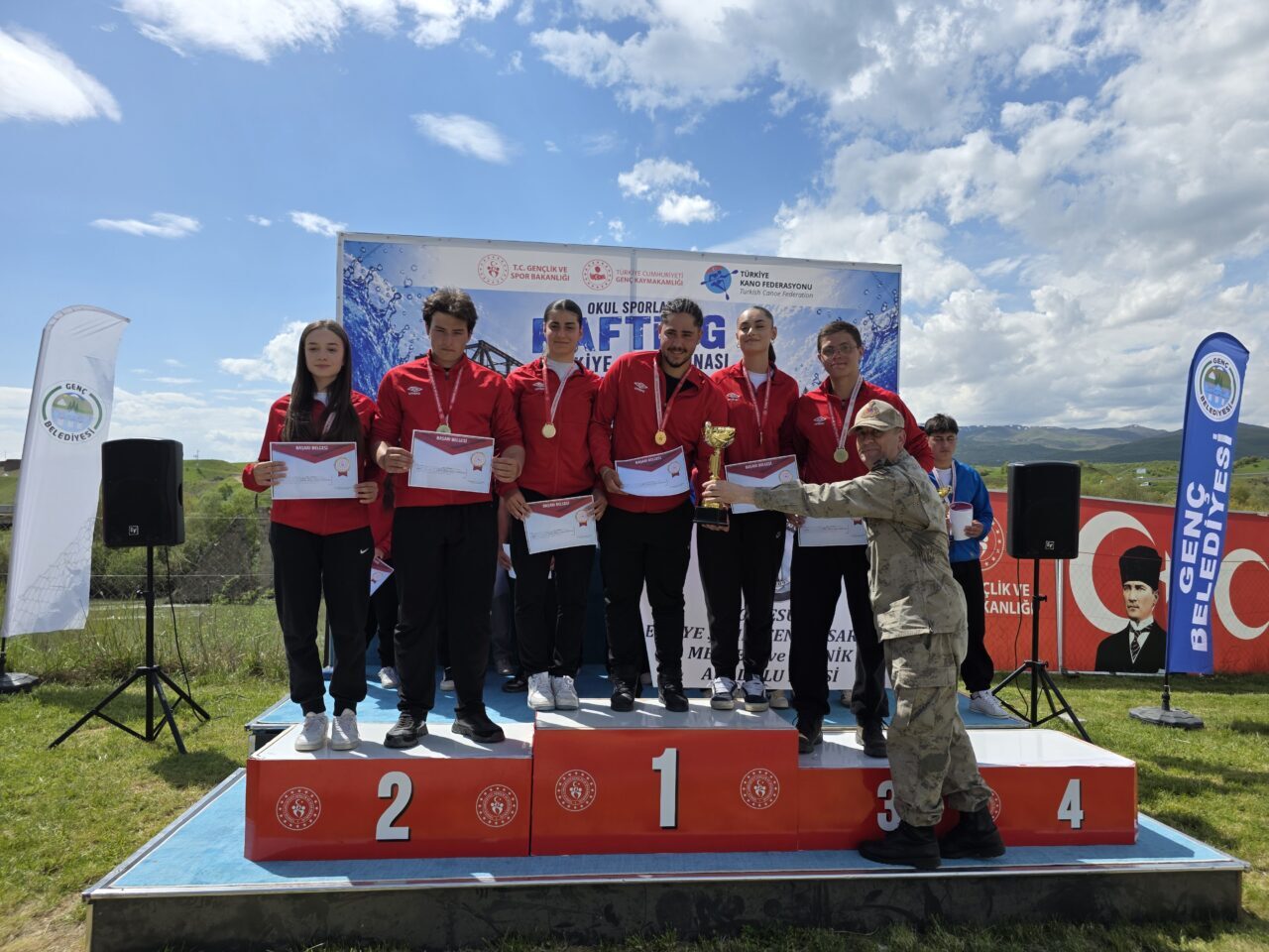 BİNGÖL (AA) – Bingöl'ün Genç ilçesinde gerçekleştirilen Okul Sporları Rafting