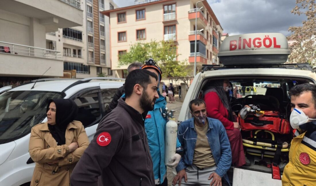 BİNGÖL (AA) – Bingöl'de bir evde çıkan yangında 13 kişi