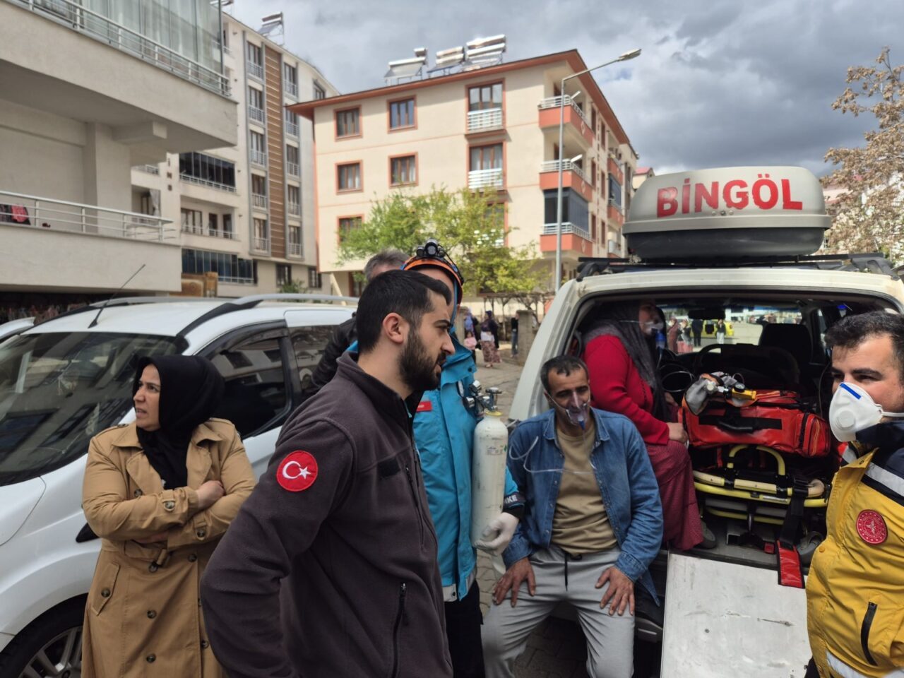 BİNGÖL (AA) – Bingöl'de bir evde çıkan yangında 13 kişi