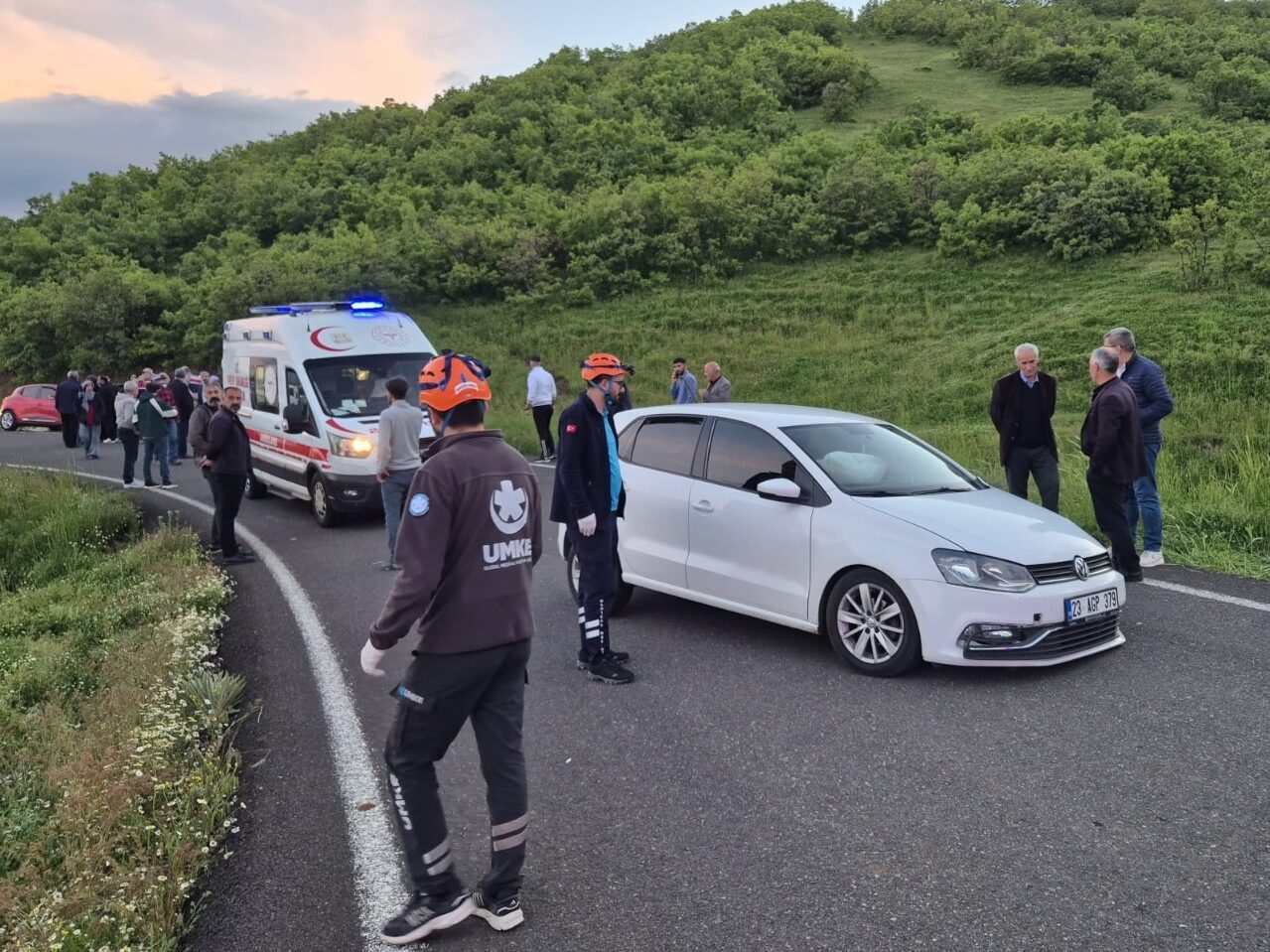 BİNGÖL (AA) – Bingöl'de iki otomobilin çarpışması sonucu 8 kişi