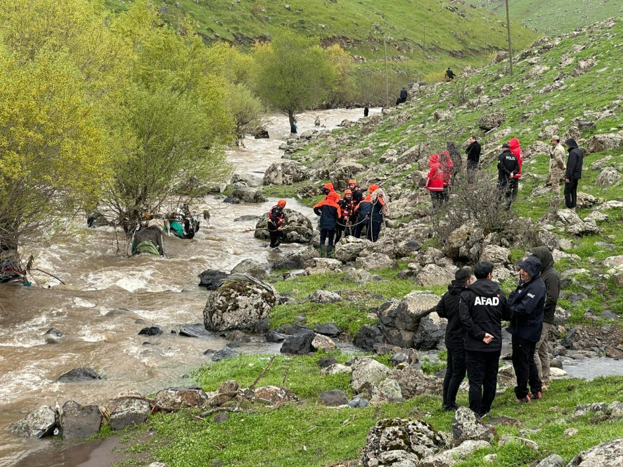 BİNGÖL (AA) – Bingöl'ün Solhan ilçesinde kaybolan emekli öğretmeni arama