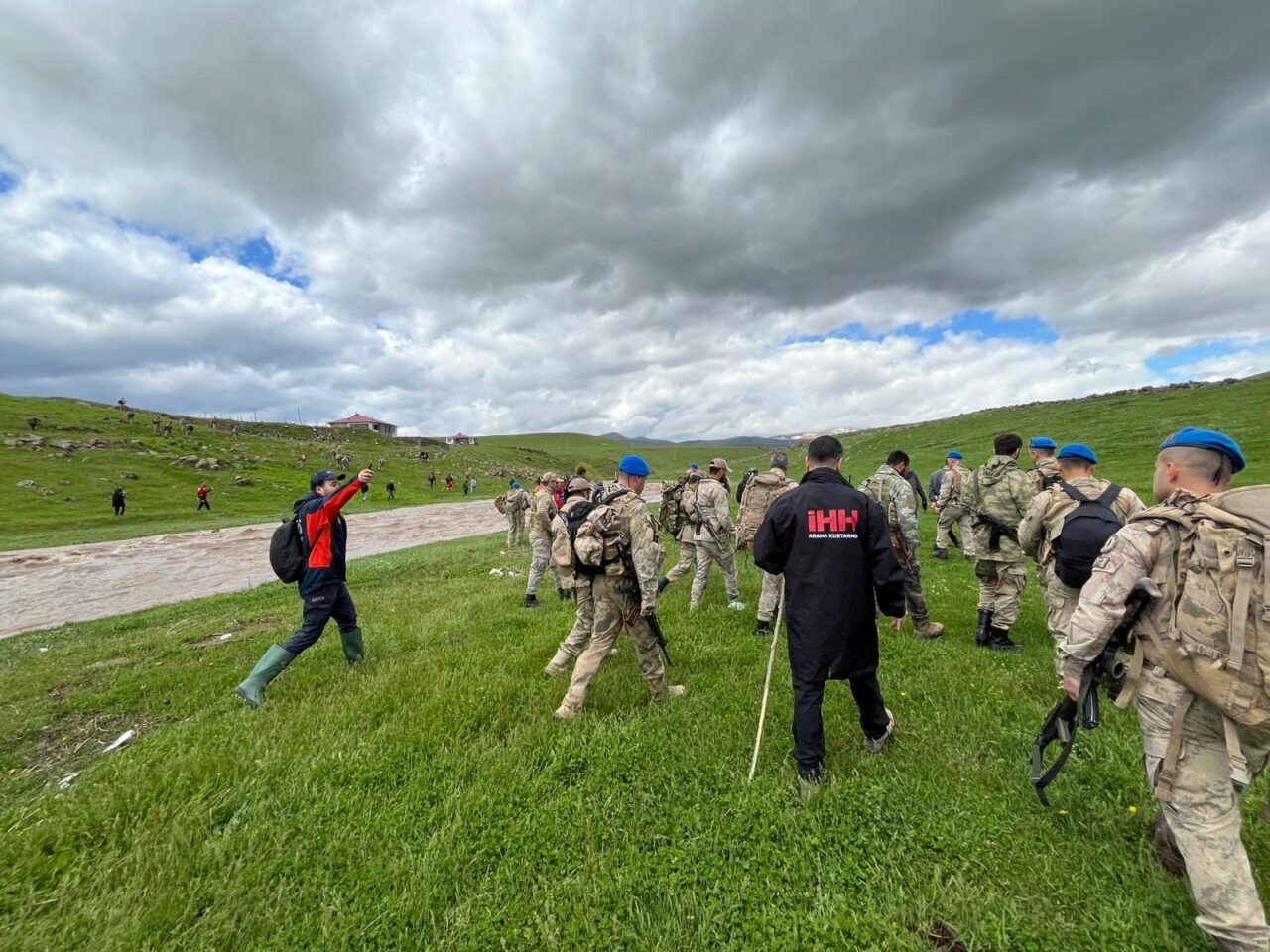BİNGÖL (AA) – Bingöl'ün Solhan ilçesinde kaybolan emekli öğretmen için
