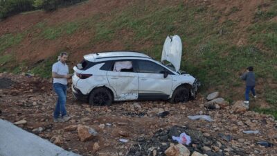 BİNGÖL (AA) – Bingöl'ün Solhan ilçesinde otomobilin yamaca çarpması sonucu