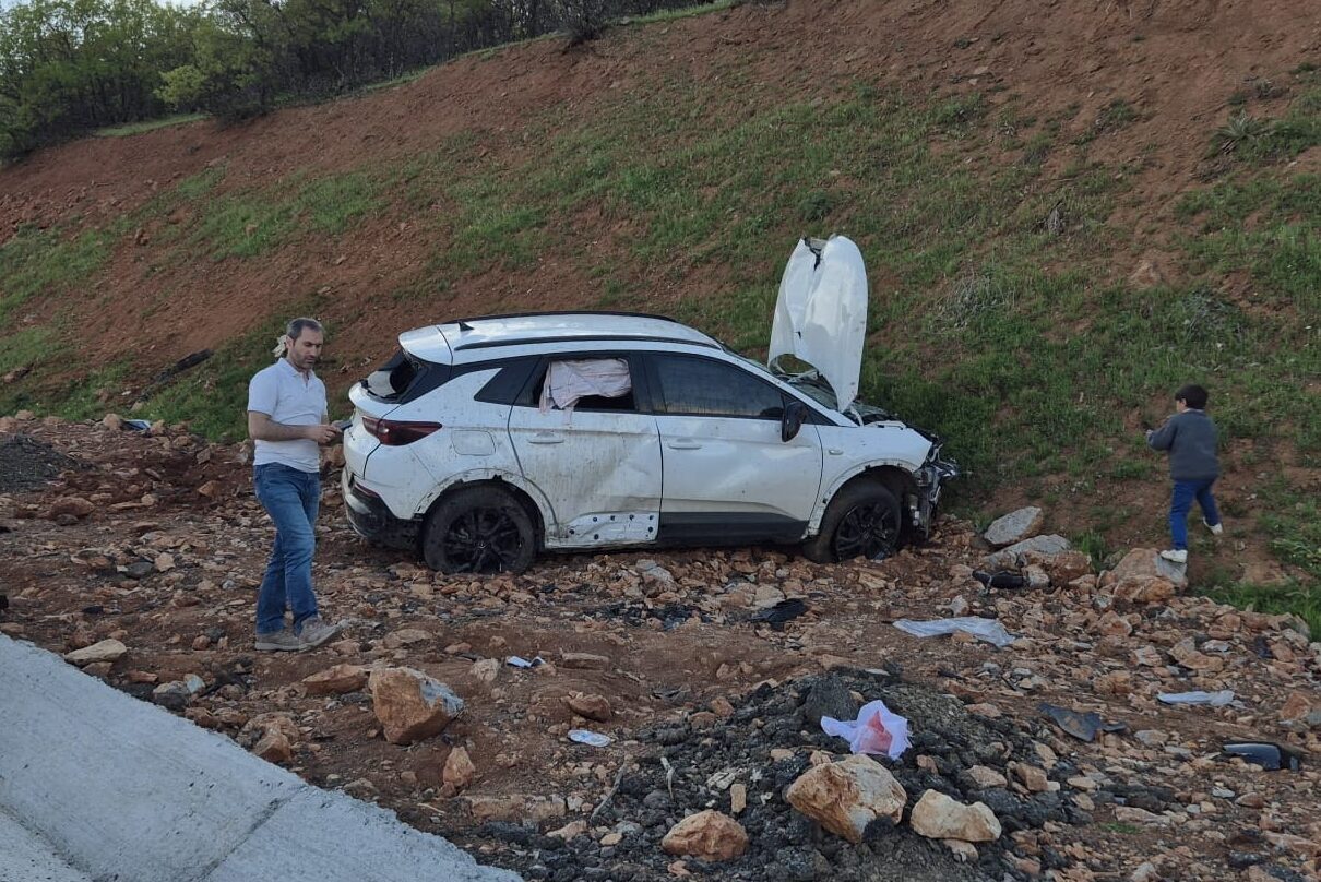 BİNGÖL (AA) – Bingöl'ün Solhan ilçesinde otomobilin yamaca çarpması sonucu