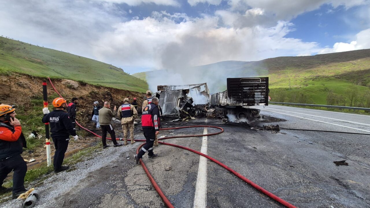 BİTLİS (AA) – Bitlis'in Tatvan ilçesinde 2 tır çarpıştıktan sonra