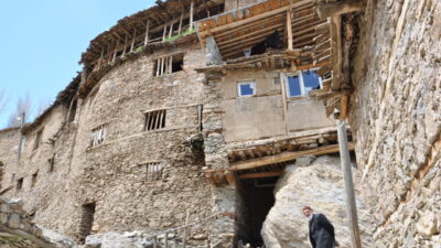 BİTLİS (AA) – Bitlis'in Hizan ilçesinde dağların yamaçlarına ve vadilere