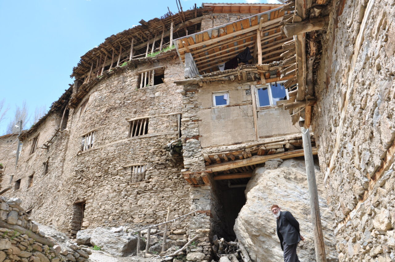 BİTLİS (AA) – Bitlis'in Hizan ilçesinde dağların yamaçlarına ve vadilere
