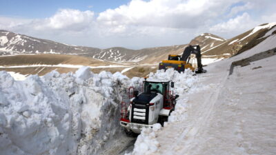 BİTLİS (AA) – Bitlis'in Tatvan ilçesinde kar nedeniyle kapalı olan