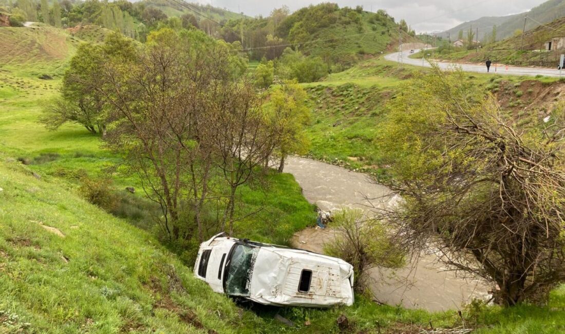 BİTLİS (AA) – Bitlis'te minibüsün şarampole devrilmesi sonucu, aralarında öğrencilerin