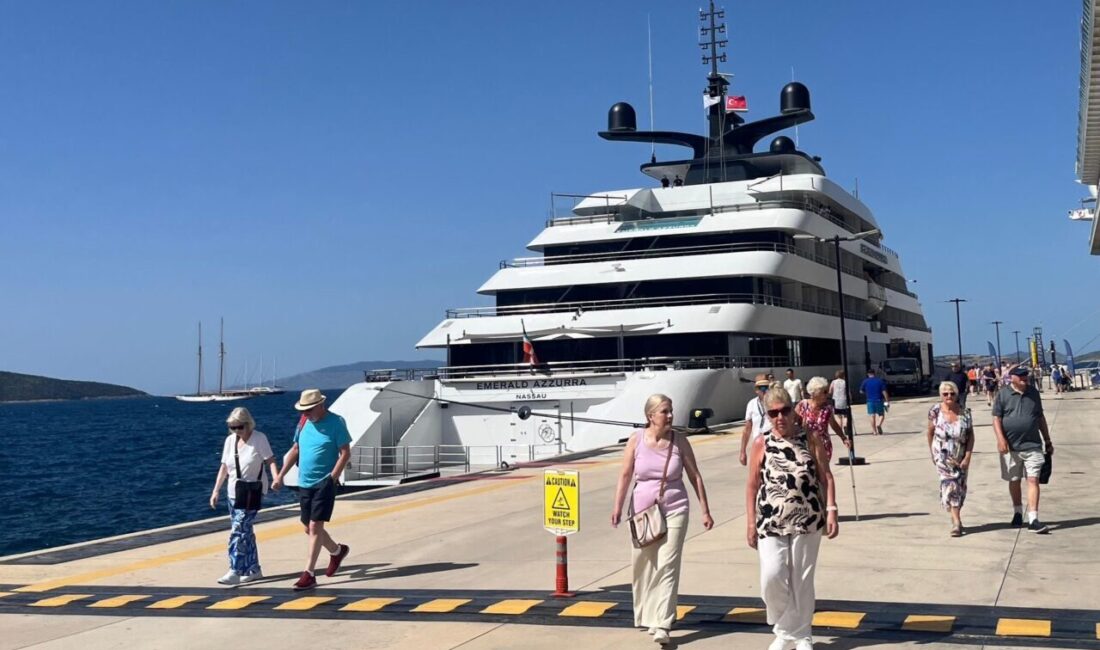 MUĞLA (AA) – Muğla'nın Bodrum ilçesine, "Marella Discovery" ve "Emerald