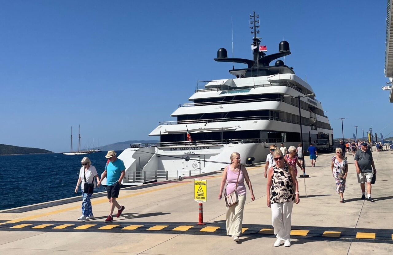 MUĞLA (AA) – Muğla'nın Bodrum ilçesine, "Marella Discovery" ve "Emerald