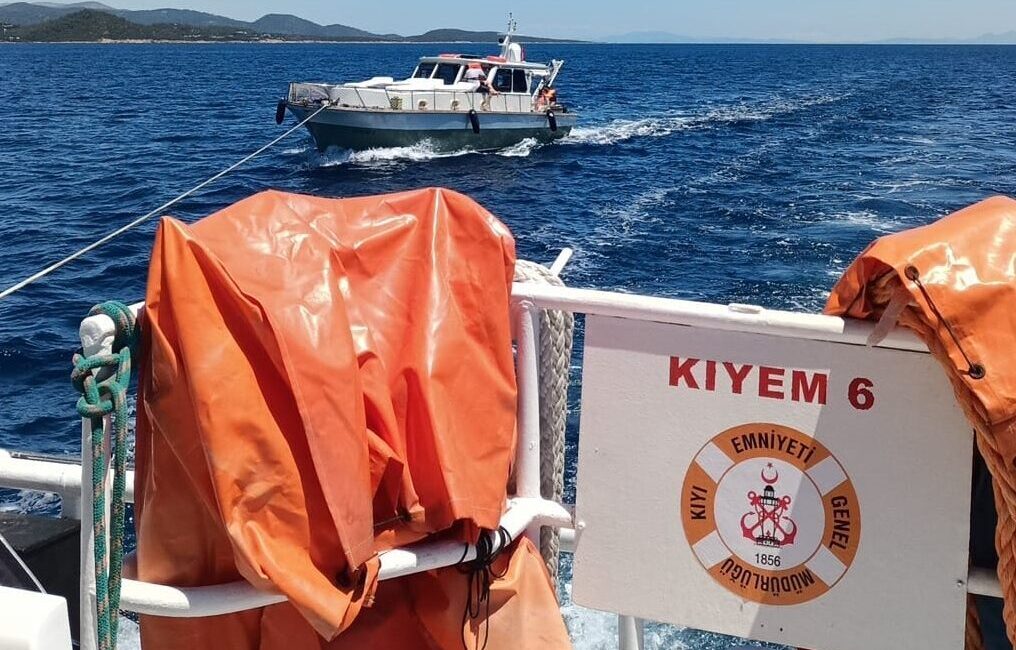 MUĞLA (AA) – Muğla'nın Bodrum ilçesinde makine arızası nedeniyle sürüklenen