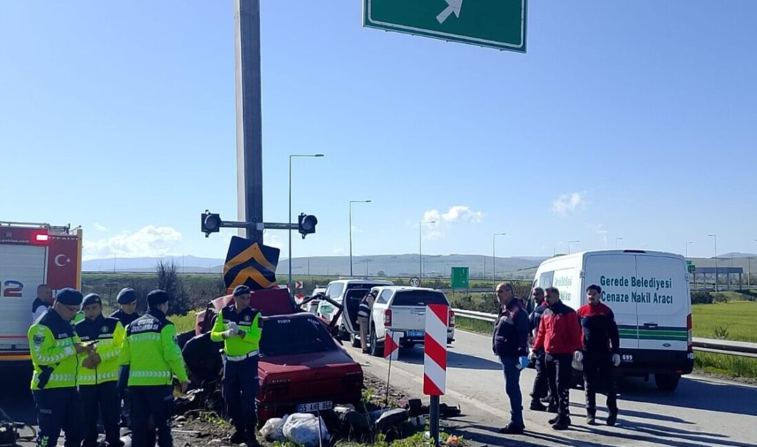 BOLU (AA) – Bolu'da yön tabelasının beton direğine çarpan otomobildeki