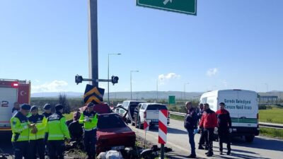 BOLU (AA) – Bolu'da yön tabelasının beton direğine çarpan otomobildeki