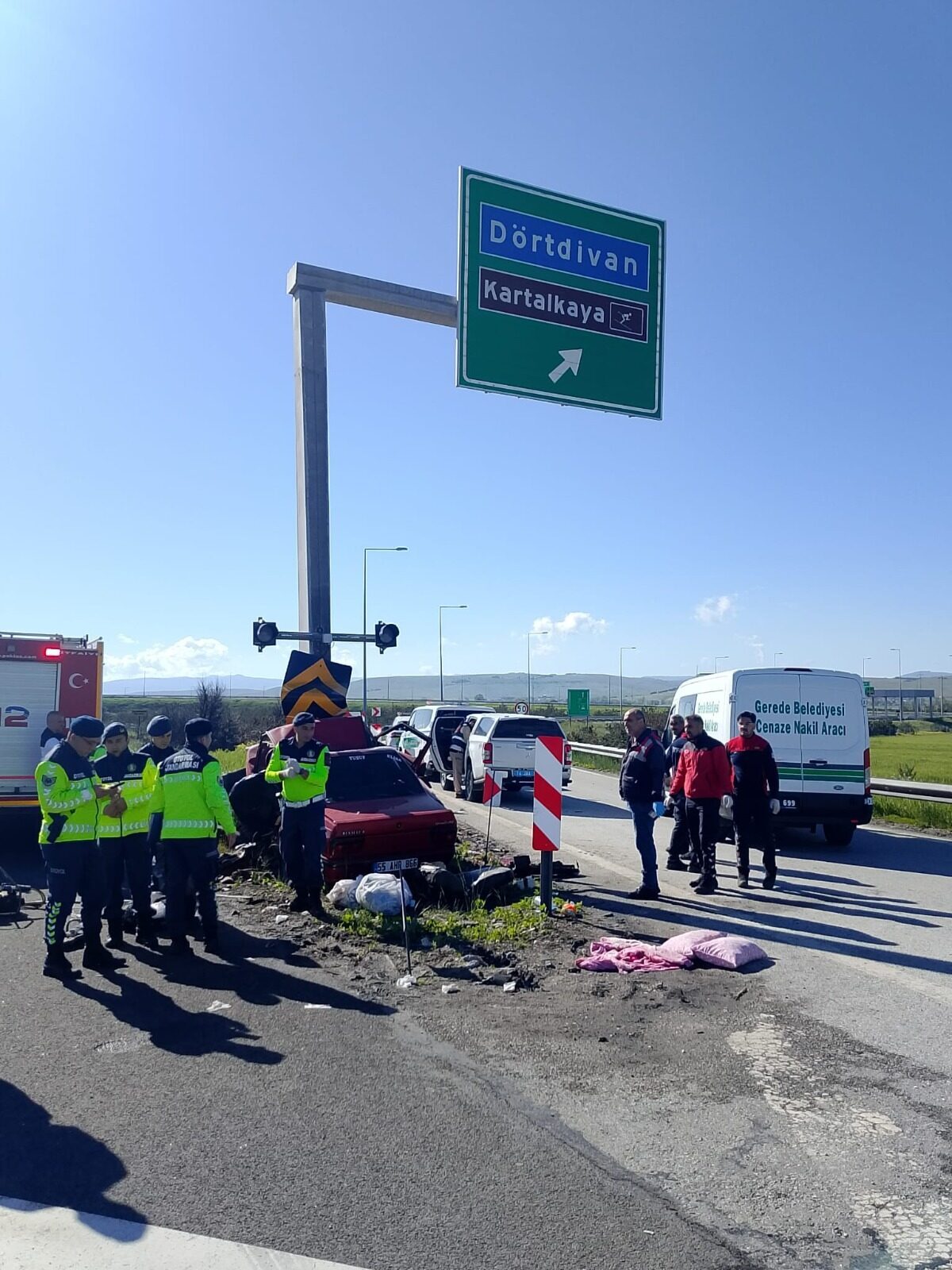 BOLU (AA) – Bolu'da yön tabelasının beton direğine çarpan otomobildeki