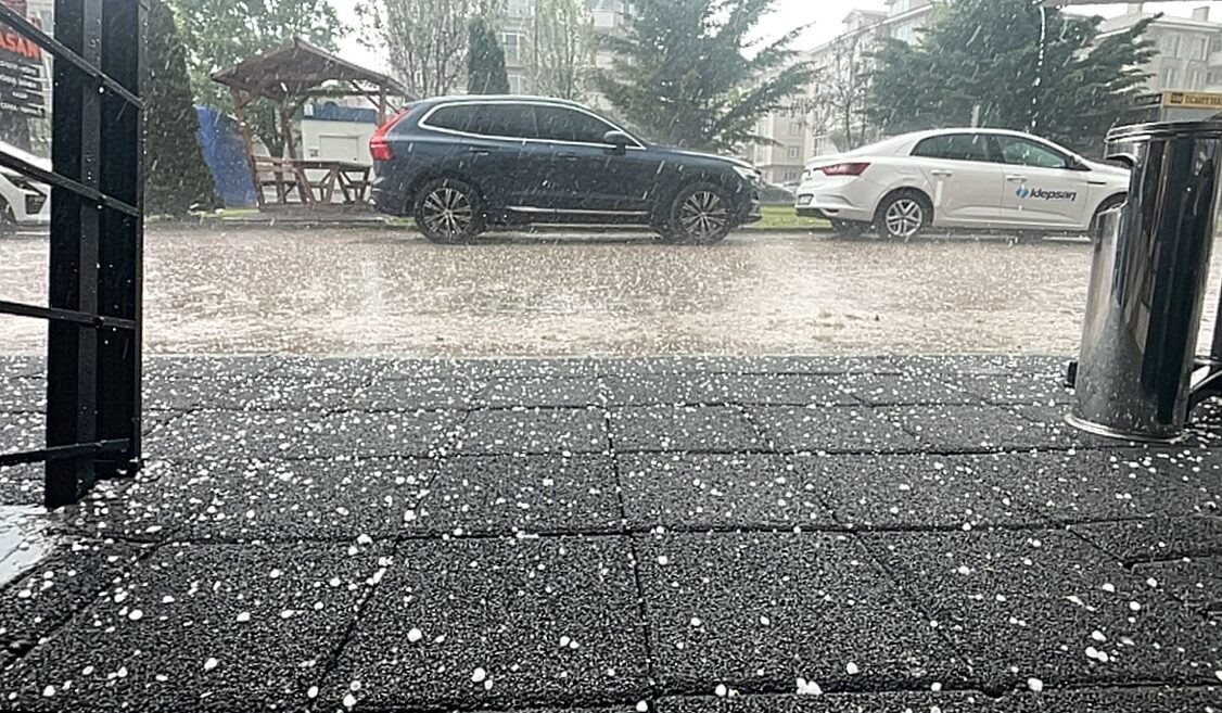 BOLU (AA) – Bolu'da sağanak ve dolu etkisini gösterdi. Kent