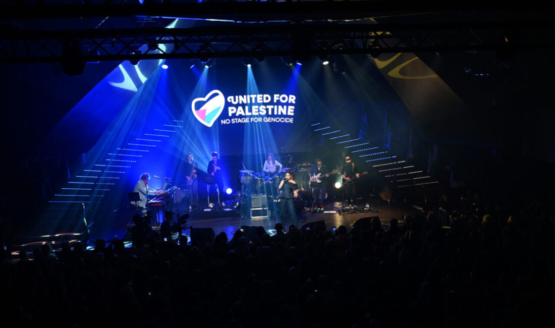 - Sanatçılar, konser için özel hazırladıkları "Voices Rise up" isimli