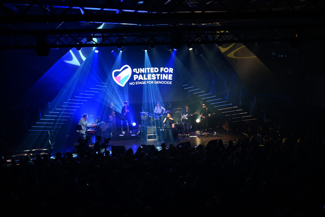 - Sanatçılar, konser için özel hazırladıkları "Voices Rise up" isimli