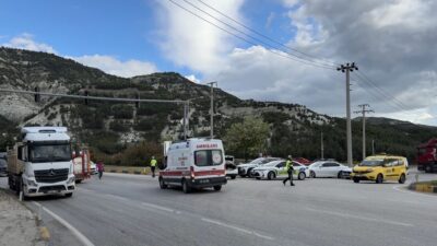 BURDUR (AA) – Burdur'da tır, iki otomobil, panelvan ve minibüsün