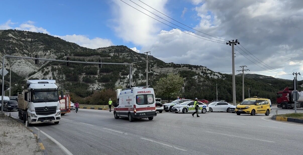 BURDUR (AA) – Burdur'da tır, iki otomobil, panelvan ve minibüsün