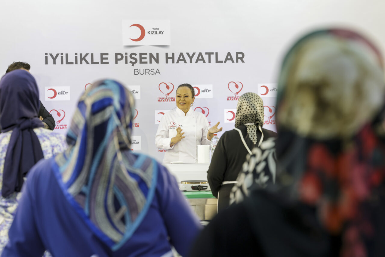 BURSA (AA) – Türk Kızılay öncülüğünde başlatılan "İyilikle Pişen Hayatlar
