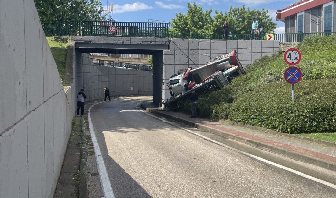 BURSA (AA) – Bursa'nın Osmangazi ilçesinde köprülü kavşakta 3 metre