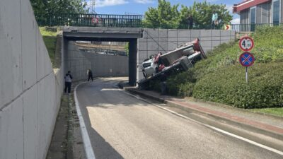 BURSA (AA) – Bursa'nın Osmangazi ilçesinde köprülü kavşakta 3 metre