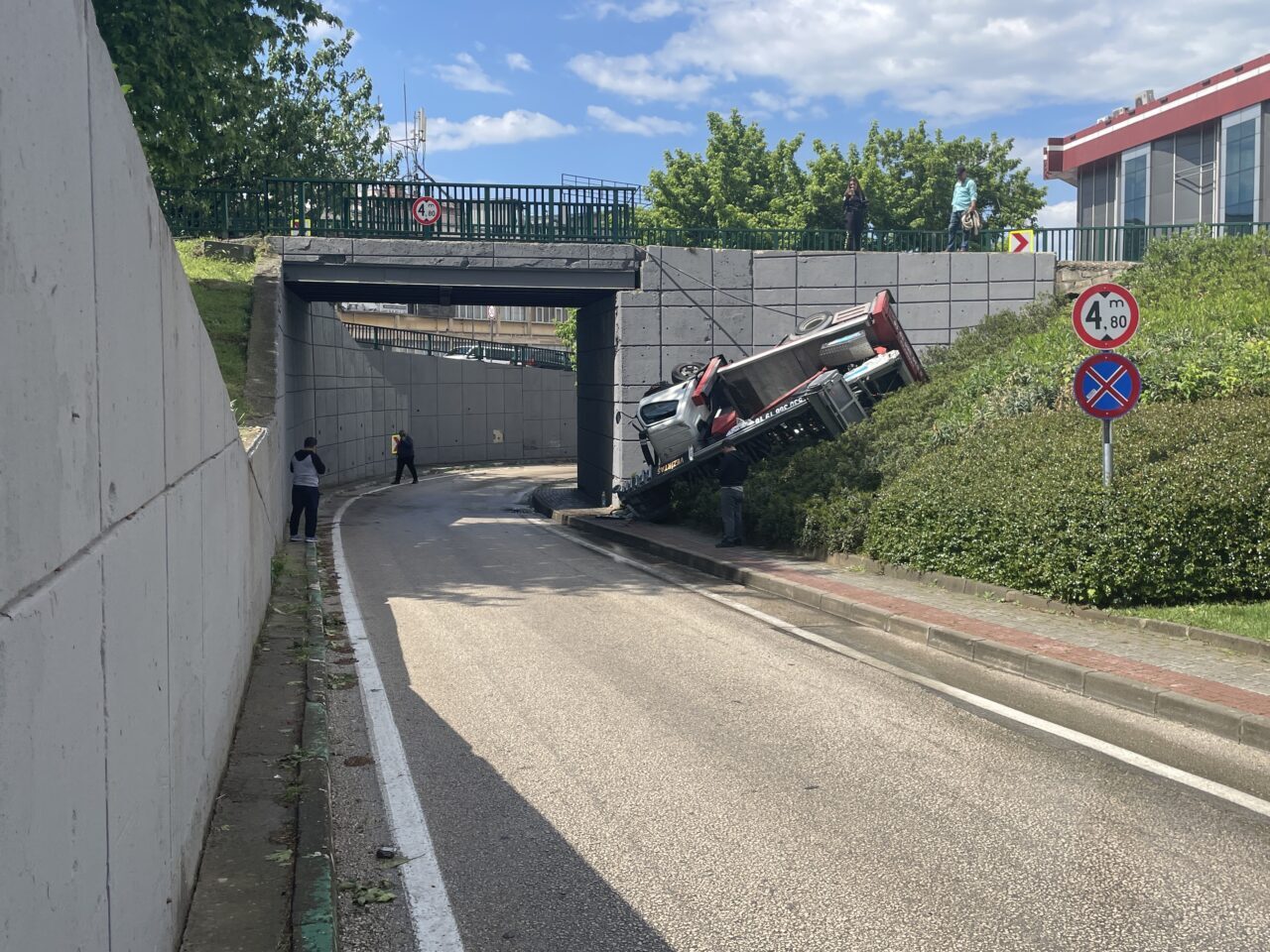 BURSA (AA) – Bursa'nın Osmangazi ilçesinde köprülü kavşakta 3 metre
