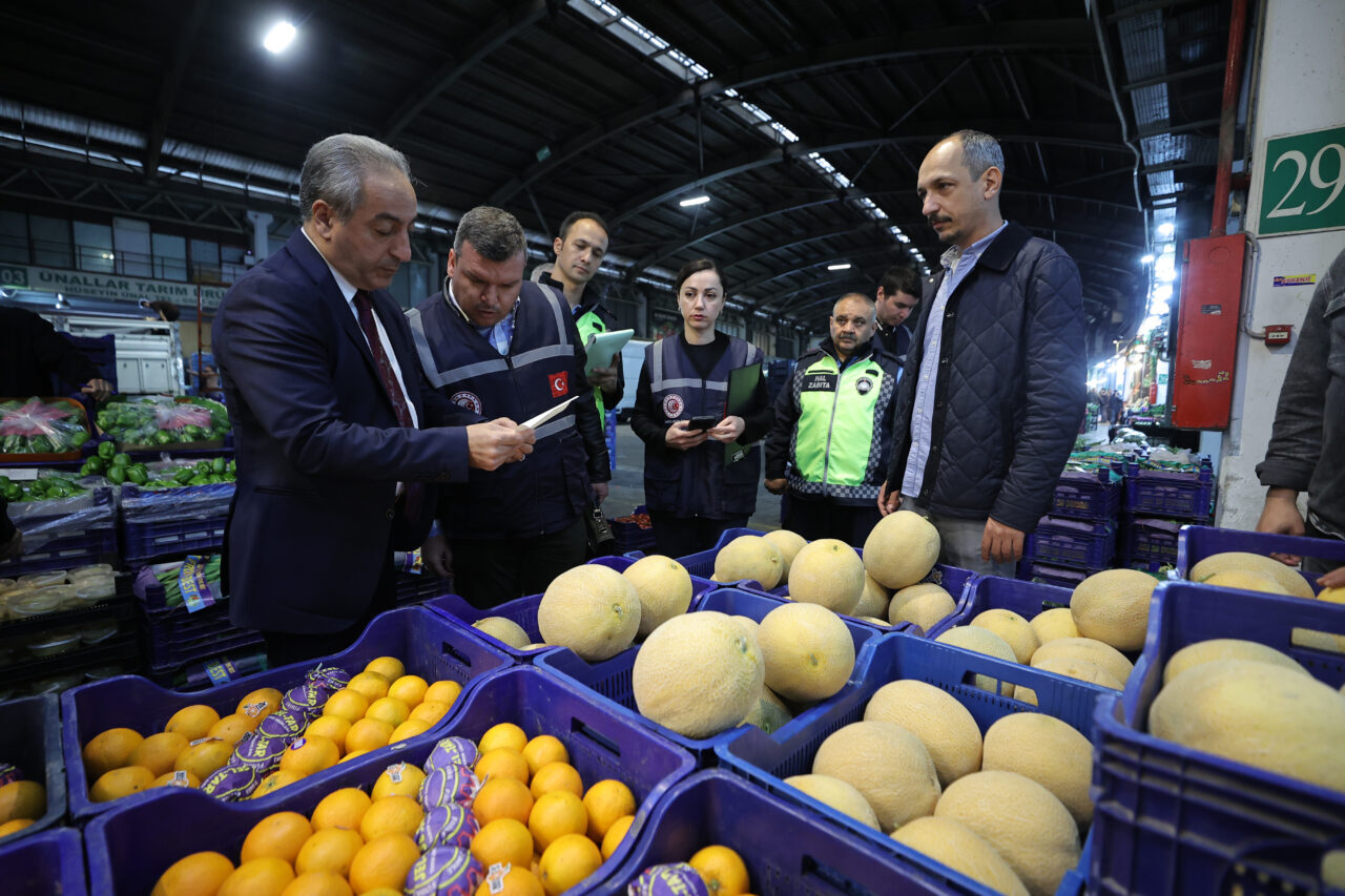 BURSA (AA) – Bursa'da Kurban Bayramı öncesi sebze ve meyve