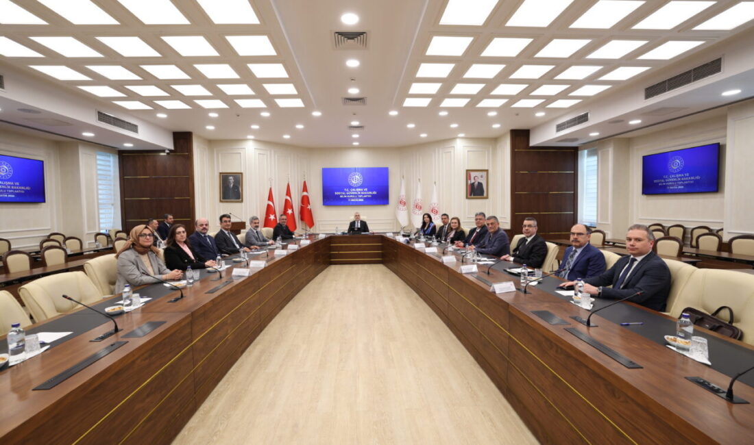 - Bakan Işıkhan:
- "Dönüşümü yalnızca izleyen değil, yöneten, çalışanı koruyan