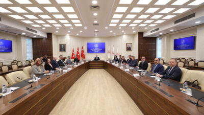 - Bakan Işıkhan:
- "Dönüşümü yalnızca izleyen değil, yöneten, çalışanı koruyan