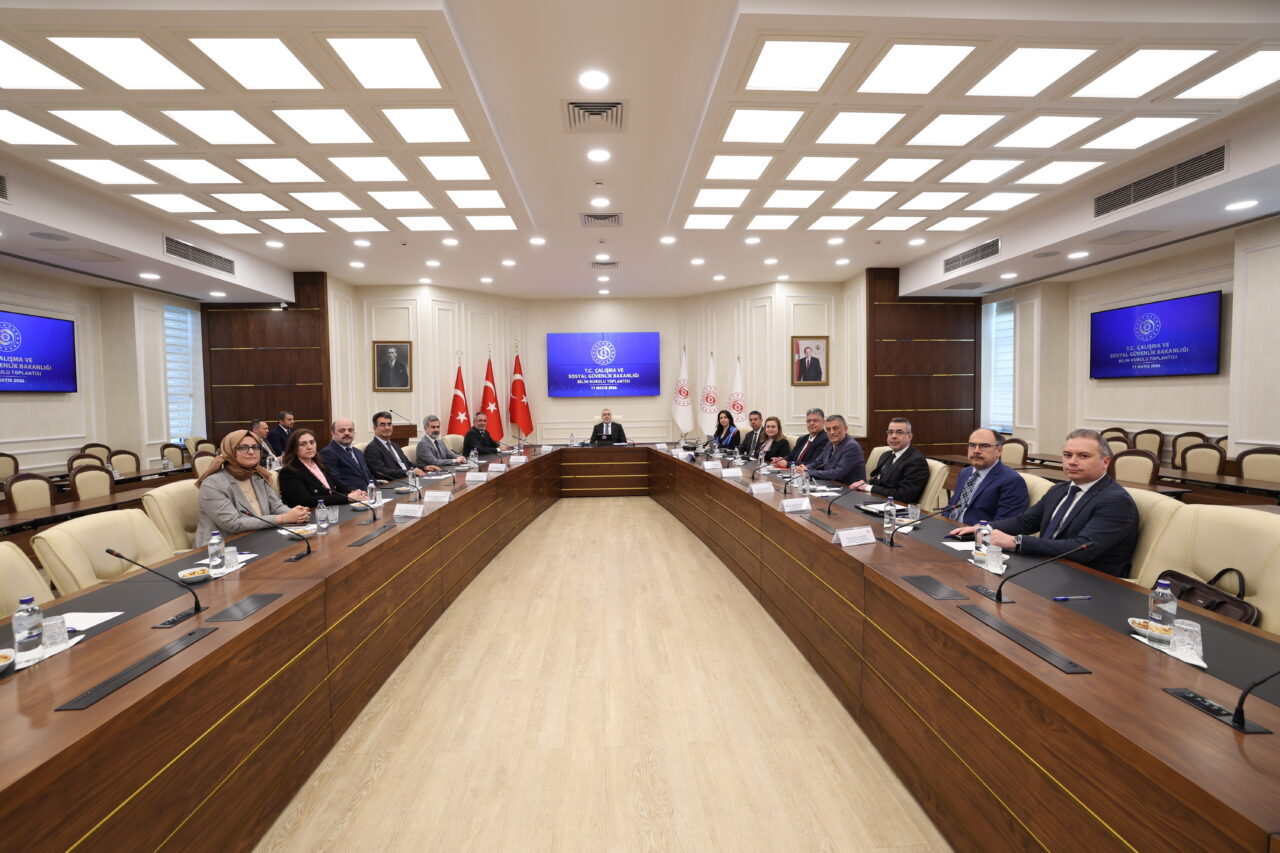 - Bakan Işıkhan:
- "Dönüşümü yalnızca izleyen değil, yöneten, çalışanı koruyan